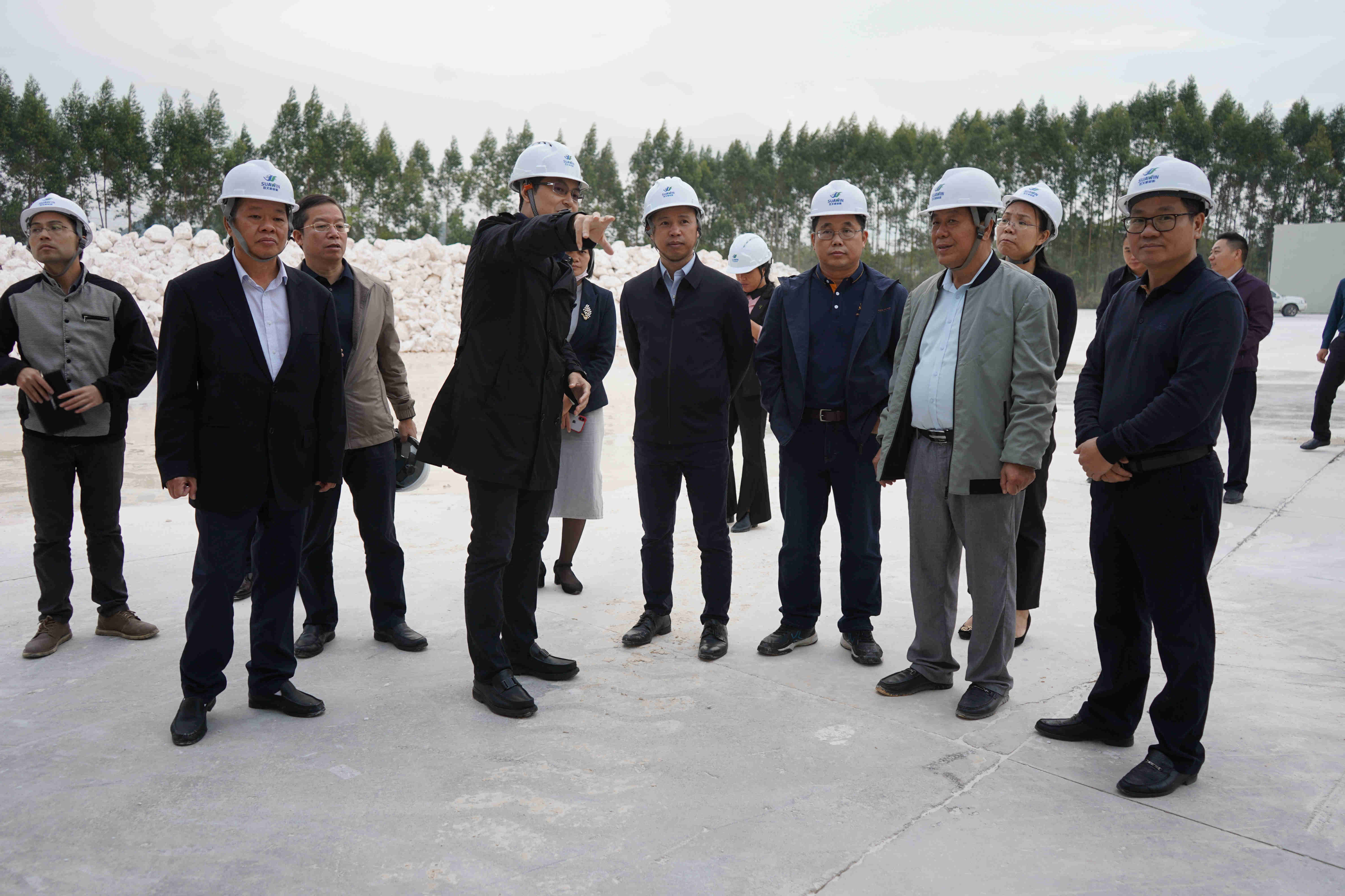 以整治促发展提质量，广西贺州市人民政府副市长刘洪军深入碳酸钙企业调研　　